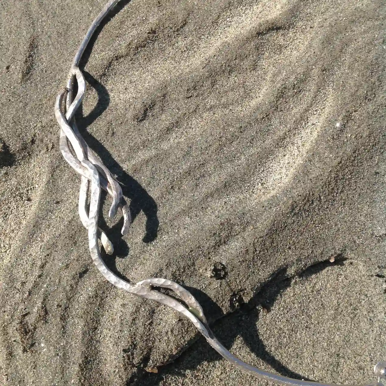 Am Strand, auf Sand liegendes Schmuckstück Silbercollier "Donauwellen" - Silber handgeschmiedet