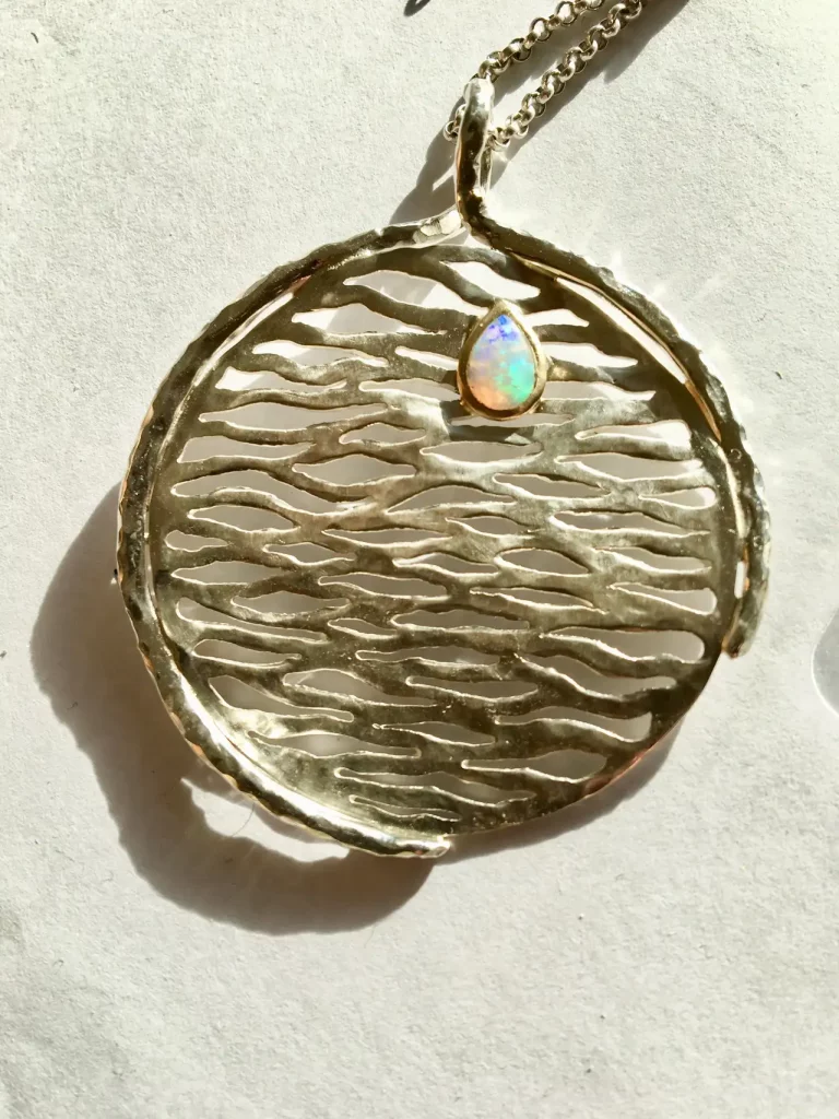 Silberanhänger (UNIKAT) "Wellentanz" Spiegelung im Wasser - tropfenförmiger Opal in Feingold gefasst
