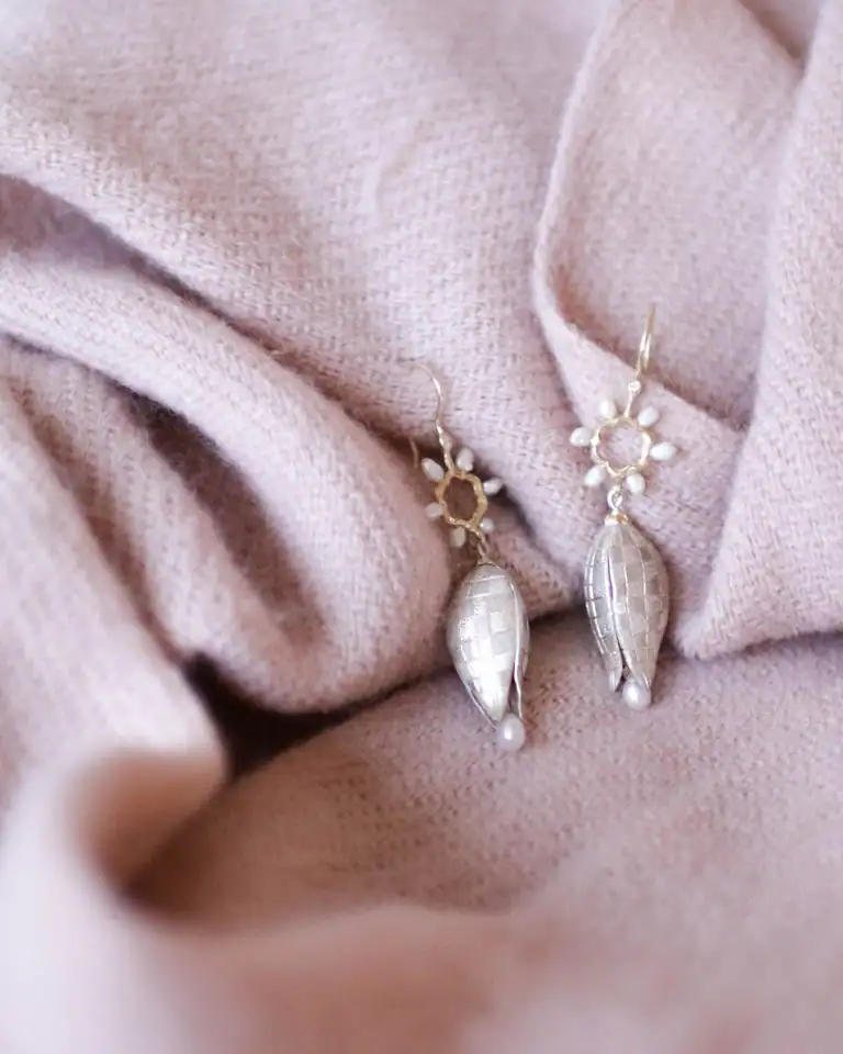 Ohrgehänge (UNIKATE) auf rosafarbenem Wollschal - "Schachbrettblume" Silberblüten mit Schachbrettmuster, aus dem Kelch ragt eine tropfenförmige Perle, der Ohrgehängeteil ist aus Gelbgold in Form einer Blüte gestaltet und mit kleinen Perlen besetzt